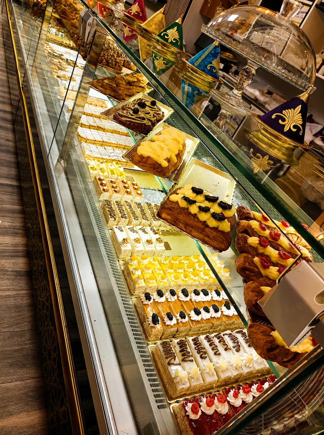 Vitrina de Pastelería Tanger en Inca con tartas, milhojas y bollería del día